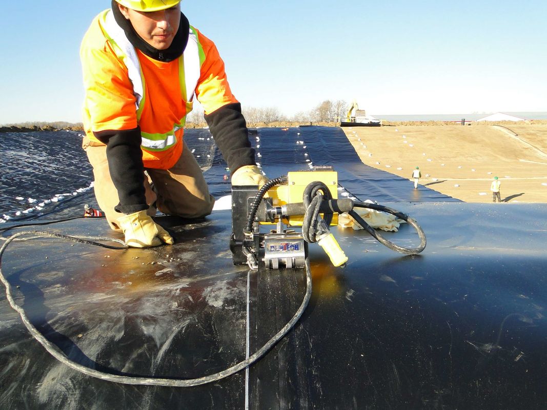 মাছ চাষের জন্য টেকসই এইচডিপিই জিওমেমব্রেন লিনার জলরোধী প্লাস্টিকের পুকুরের লিনার অ্যাকোয়াকুলচার ট্যাঙ্ক, পুকুর এবং জলের জলাধারগুলির জন্য